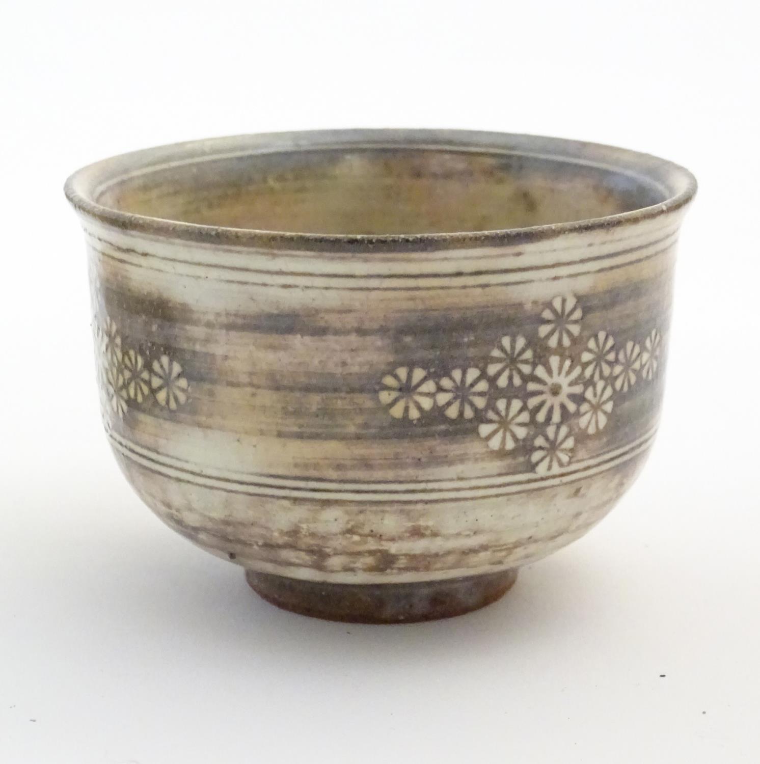 A set of five Japanese chawan / tea bowls decorated with flowers in the Mishima style. Impressed - Image 10 of 11