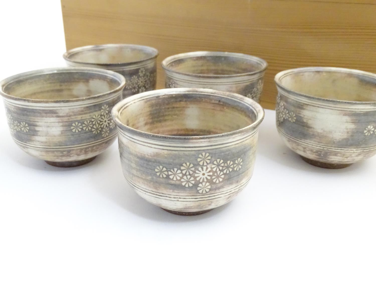 A set of five Japanese chawan / tea bowls decorated with flowers in the Mishima style. Impressed - Image 4 of 11