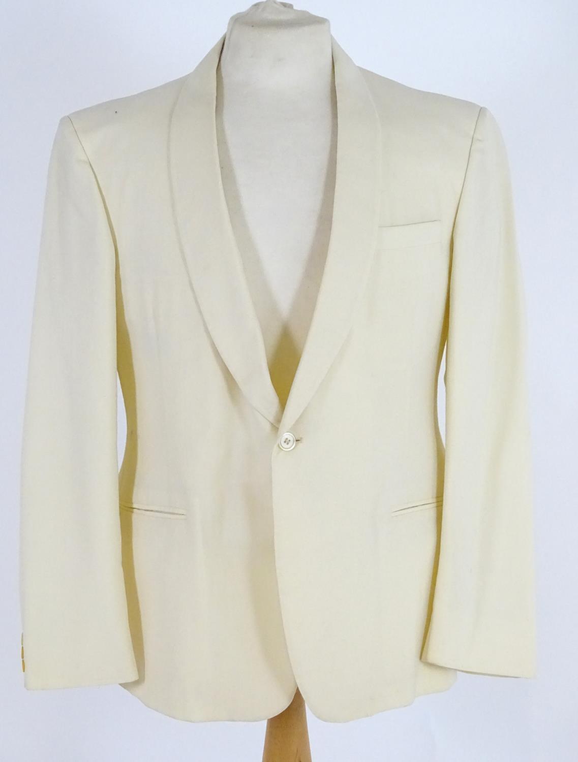 Vintage clothing/ fashion: A vintage men's evening dinner suit with additional cream jacket. Chest - Image 3 of 16