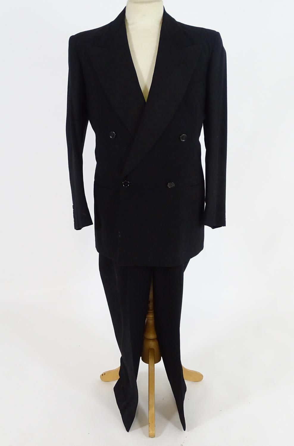 Vintage clothing/ fashion: A vintage men's evening dinner suit with additional cream jacket. Chest - Image 2 of 16