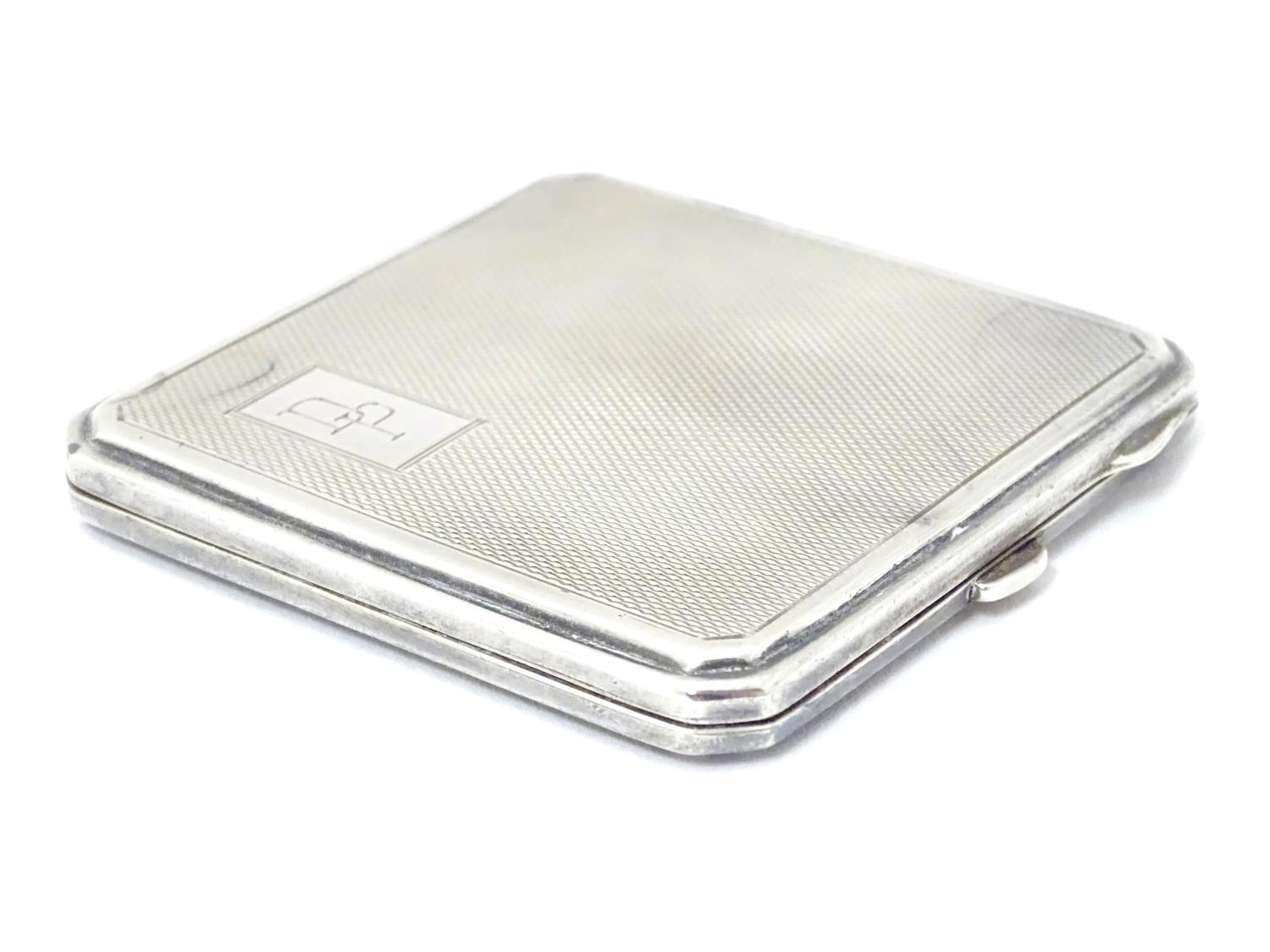 An Art Deco silver compact with engine turned decoration. Hallmarked Birmingham 1947maker Joseph - Image 4 of 8