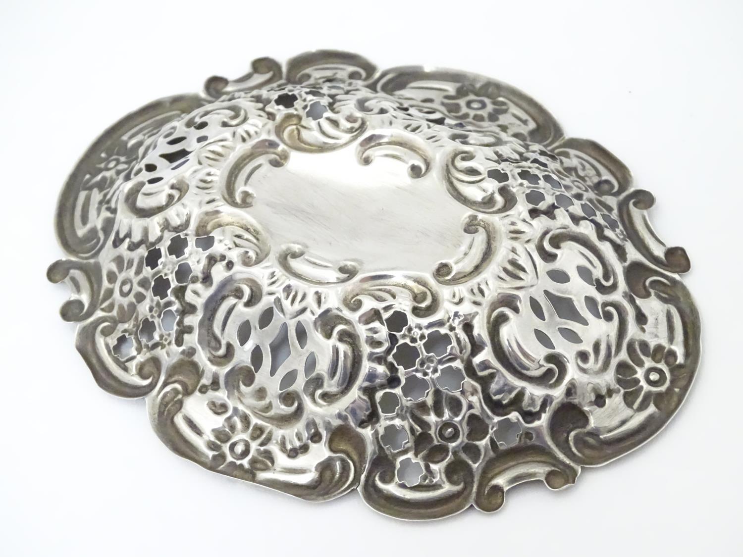 A Victorian silver bon bon dish with embossed decoration. Hallmarked Birmingham 1899, Benjamin - Image 5 of 5