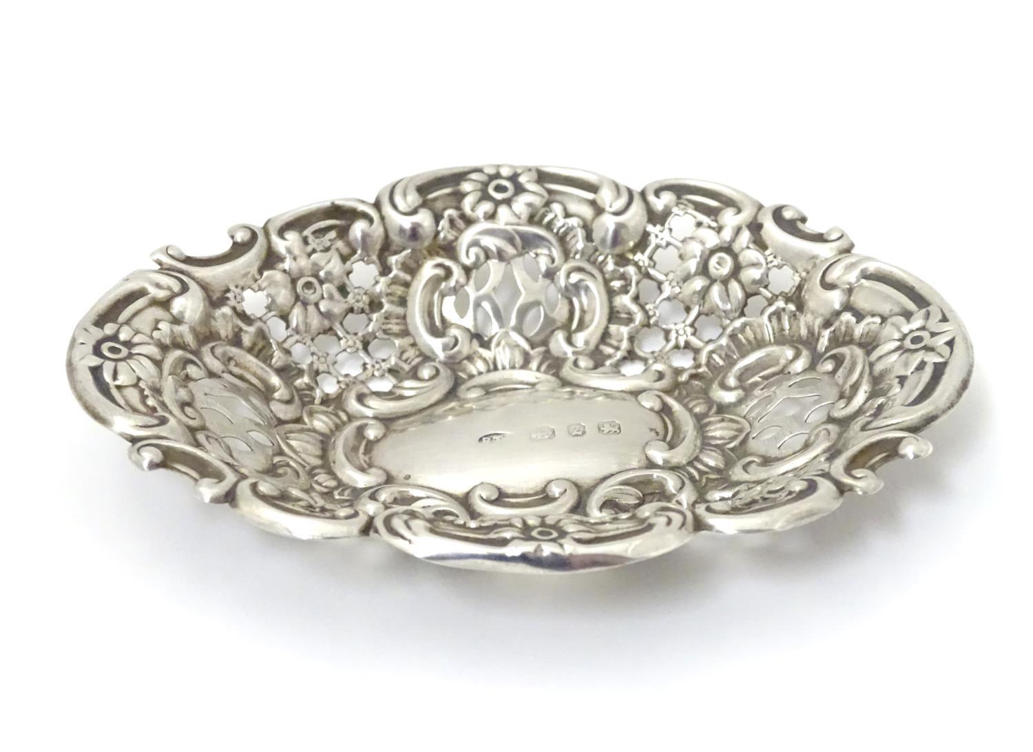 A Victorian silver bon bon dish with embossed decoration. Hallmarked Birmingham 1899, Benjamin - Image 4 of 5