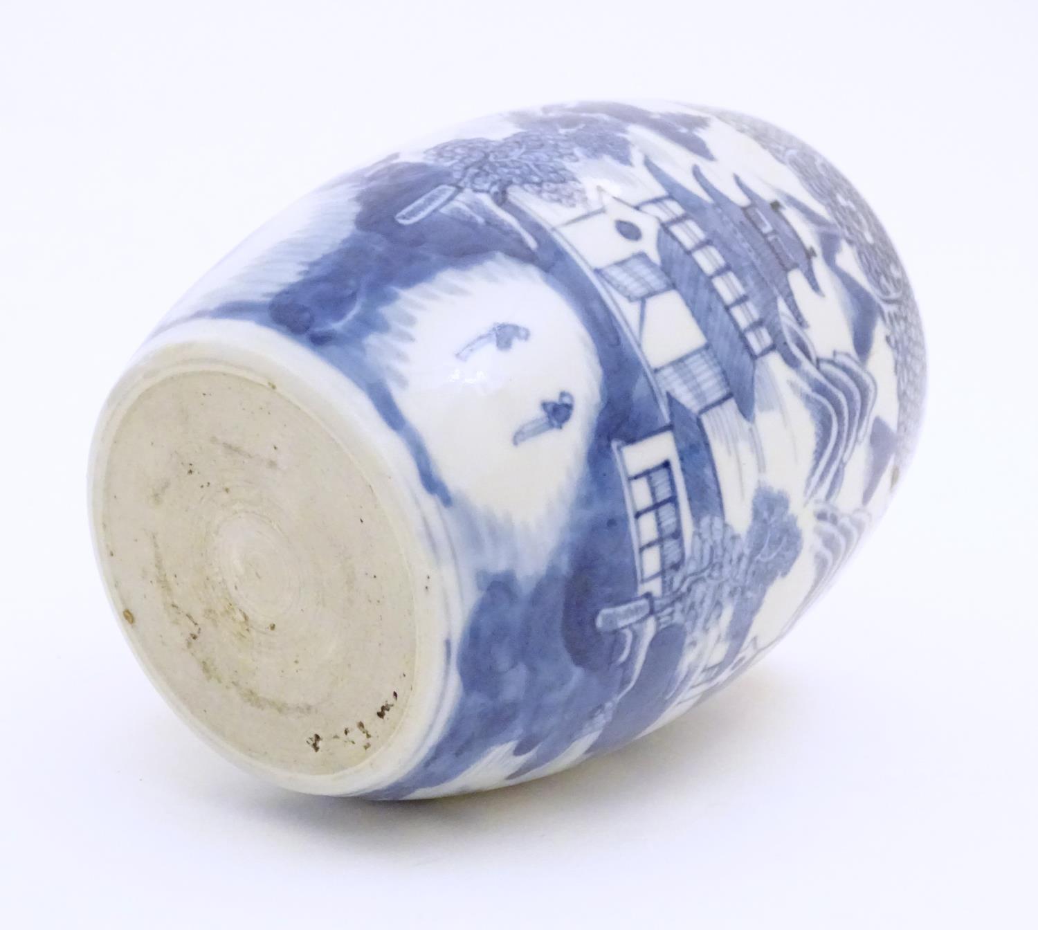 A Chinese blue and white export mug of barrel form decorated with an Oriental landscape with - Image 6 of 6