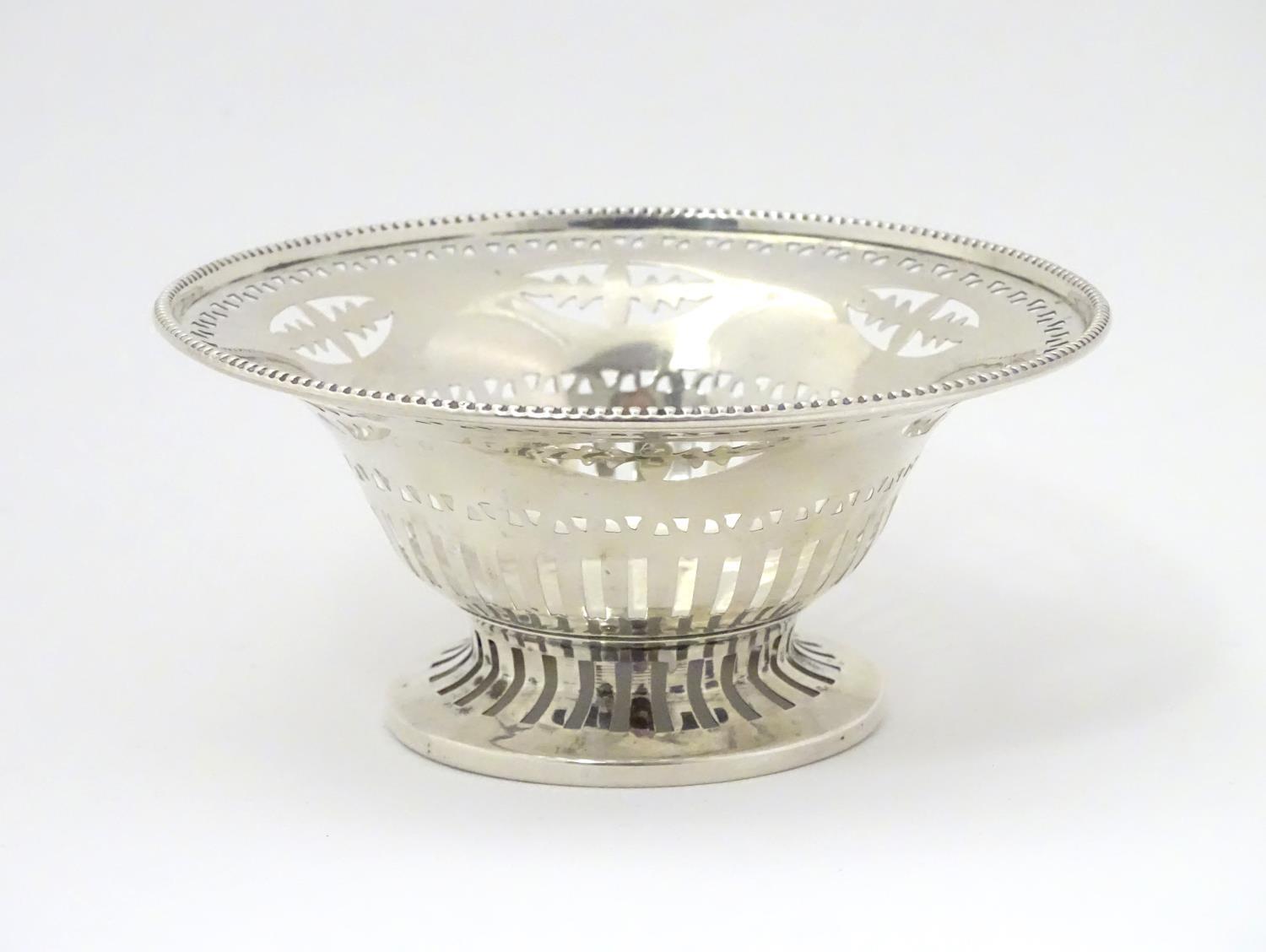A silver bonbon dish with beaded edge and pierced decoration raised on circular foot. Hallmarked - Image 2 of 6