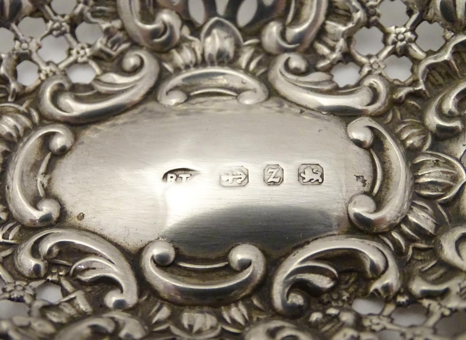 A Victorian silver bon bon dish with embossed decoration. Hallmarked Birmingham 1899, Benjamin - Image 2 of 5