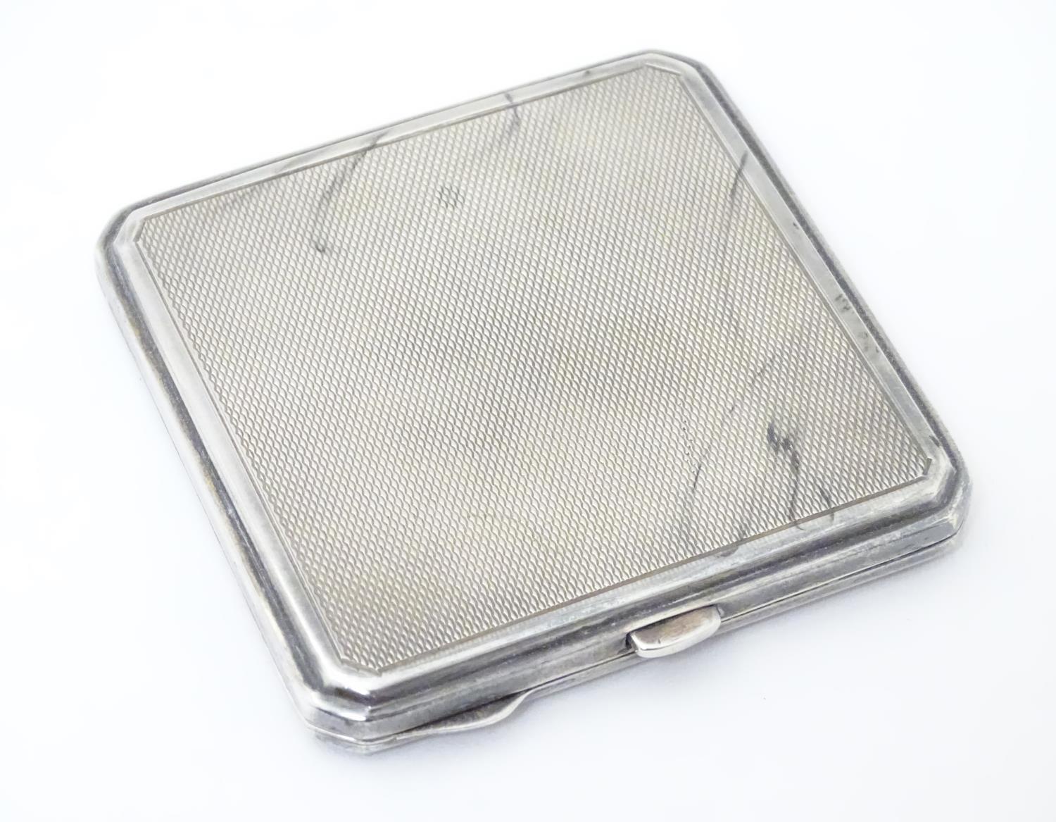 An Art Deco silver compact with engine turned decoration. Hallmarked Birmingham 1947maker Joseph - Image 5 of 8