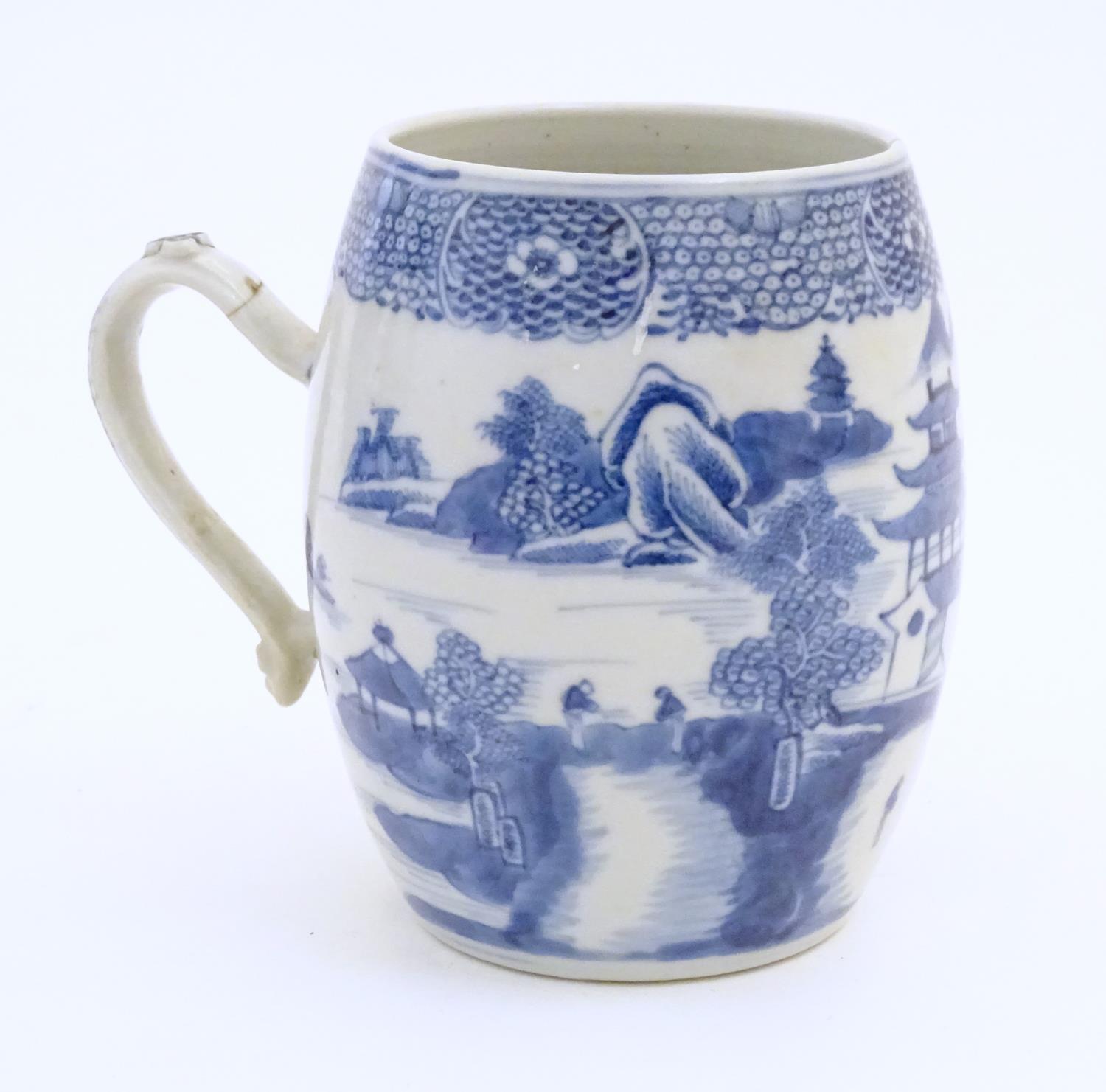 A Chinese blue and white export mug of barrel form decorated with an Oriental landscape with - Image 2 of 6