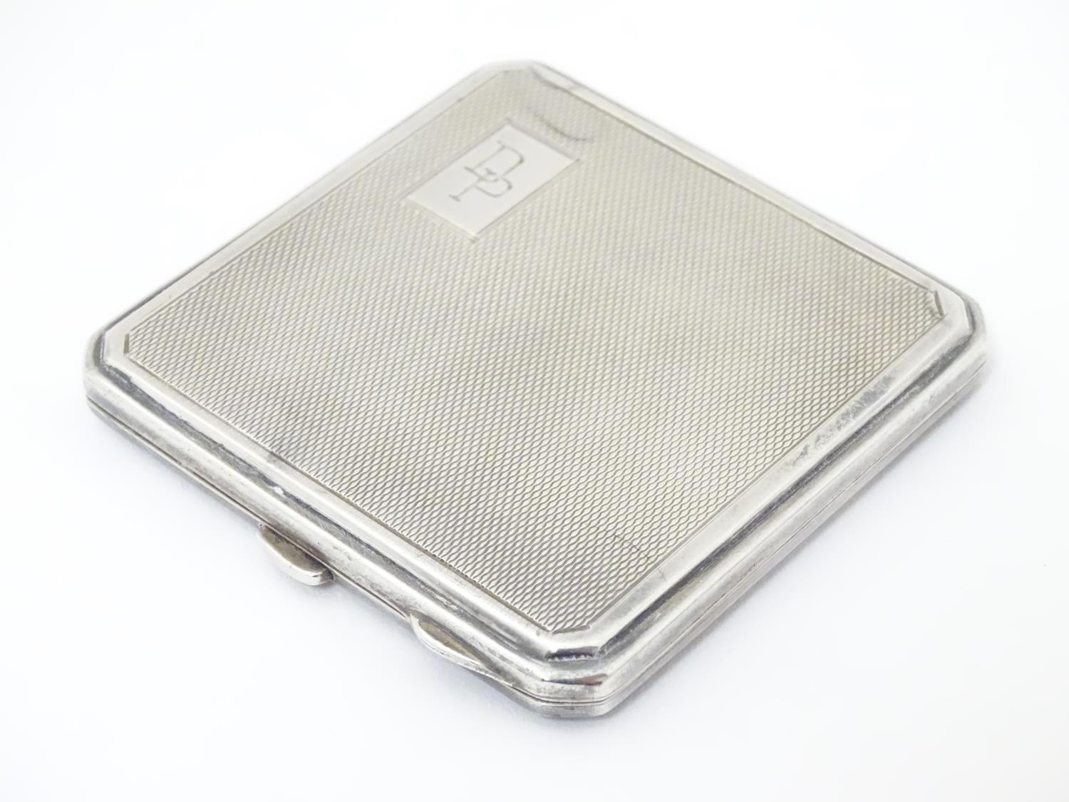 An Art Deco silver compact with engine turned decoration. Hallmarked Birmingham 1947maker Joseph - Image 3 of 8