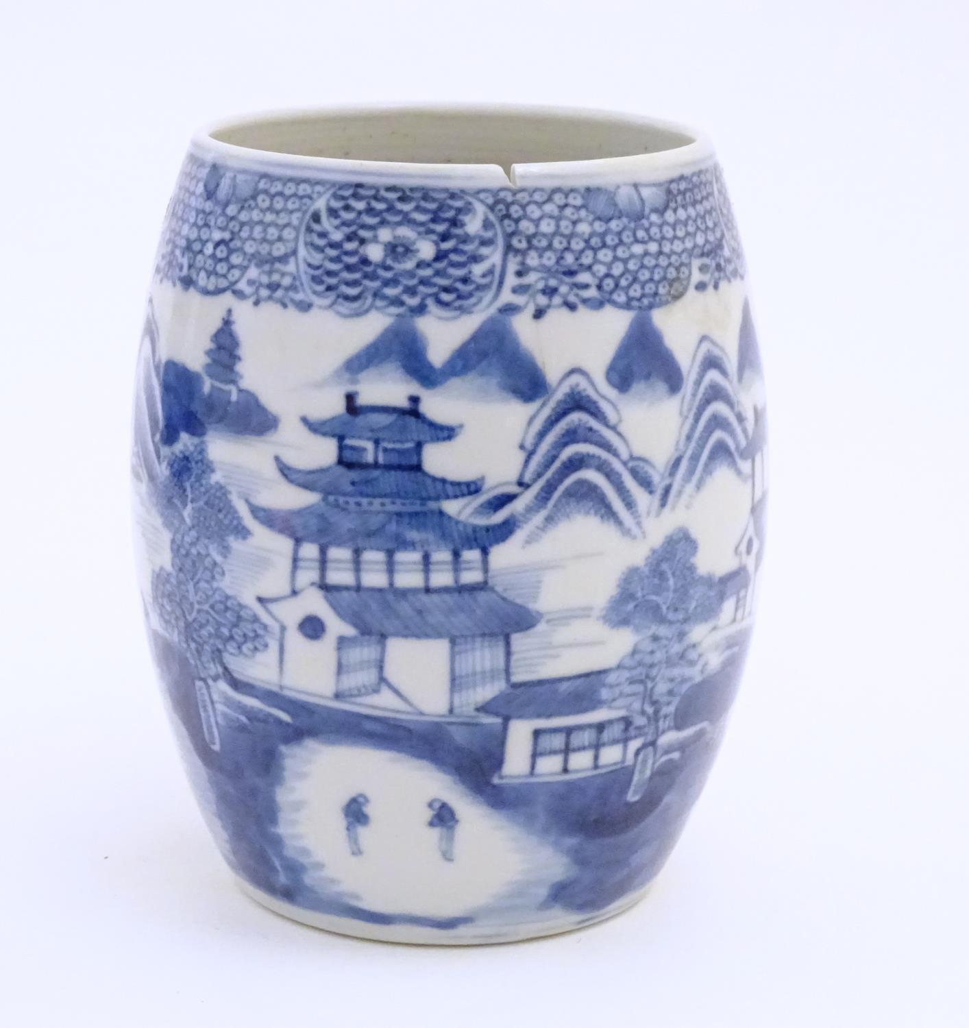 A Chinese blue and white export mug of barrel form decorated with an Oriental landscape with - Image 3 of 6