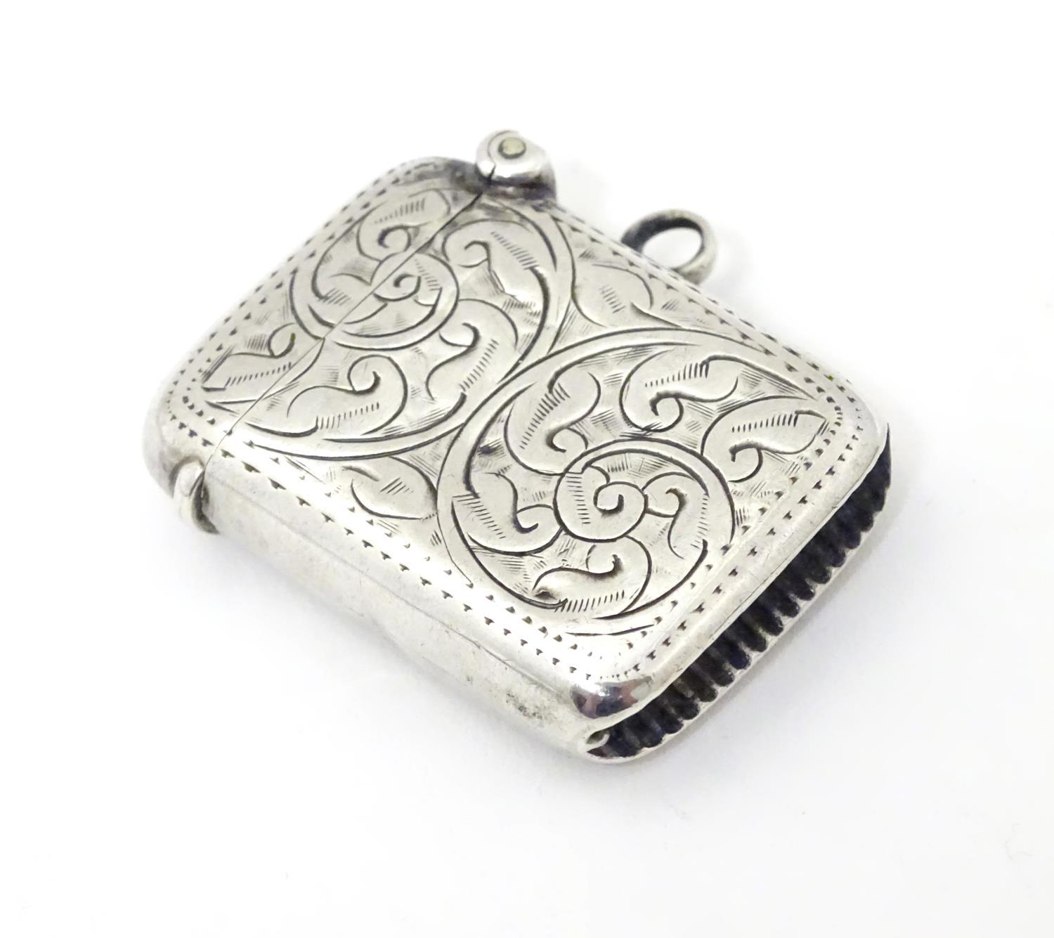 A silver vesta case with engraved decoration. Hallmarked Birmingham 1913 maker Joseph Gloster Ltd. 1 - Image 4 of 5