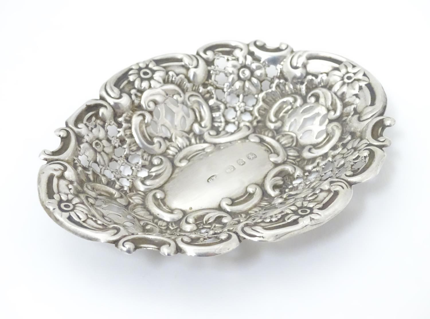A Victorian silver bon bon dish with embossed decoration. Hallmarked Birmingham 1899, Benjamin - Image 3 of 5