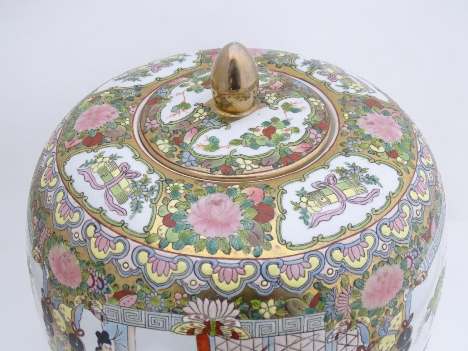 A large Oriental pot and cover Please Note - we do not make reference to the condition of lots - Image 3 of 7