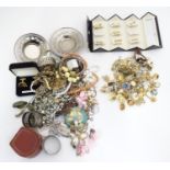 A quantity of costume jewellery, to include earrings, necklaces, rings, brooches, etc Please