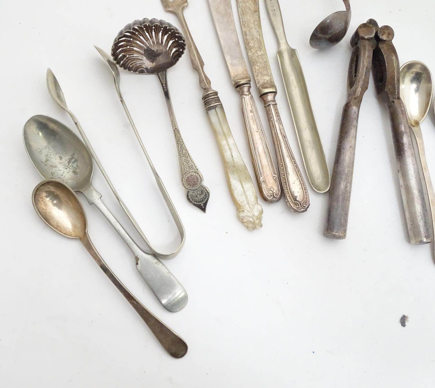 A quantity of silver plated items to include a biscuit barrel, toast rack, sauce boat, tongs, etc. - Image 25 of 30