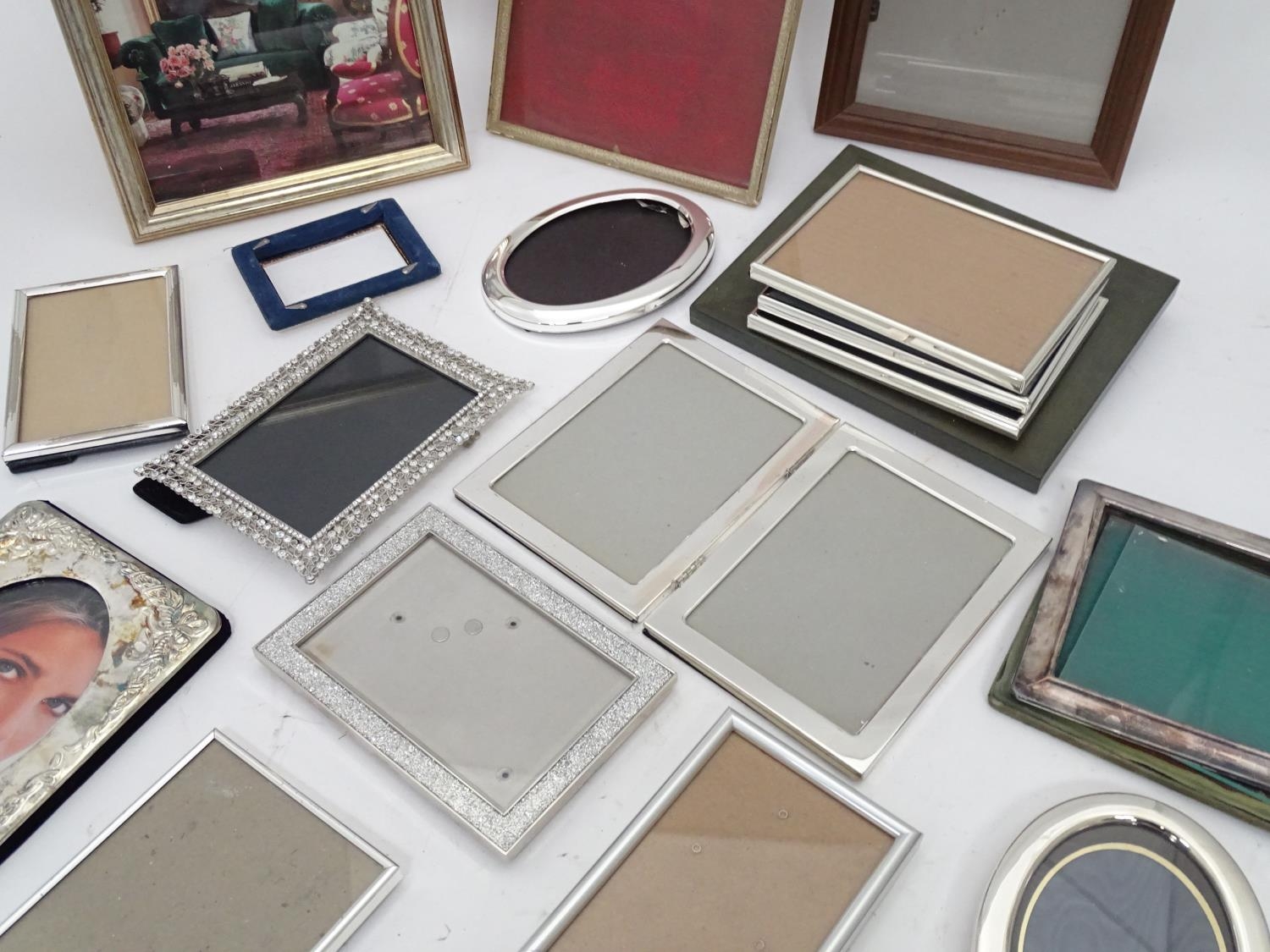 A quantity of picture frames, some silver plated. Please Note - we do not make reference to the - Image 4 of 7
