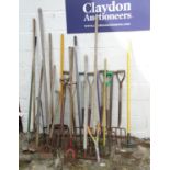 Assorted garden tools Please Note - we do not make reference to the condition of lots within