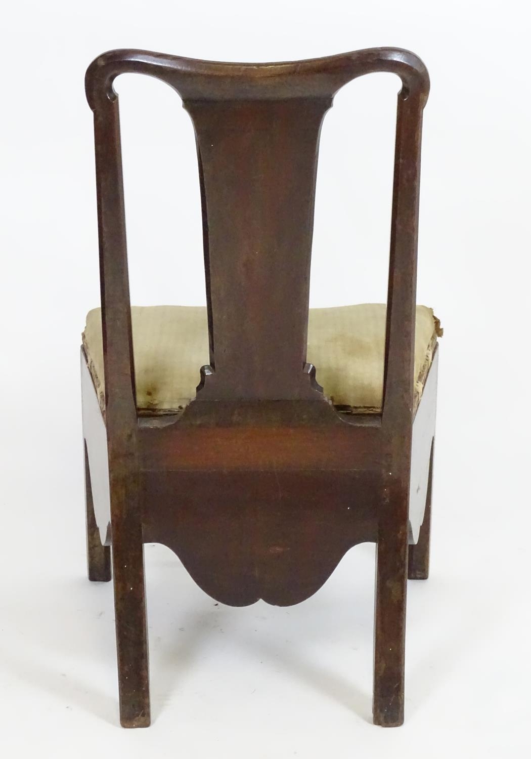 An 18thC mahogany side chair with a shaped top rail, vase shaped back splat and being raised on four - Image 2 of 5