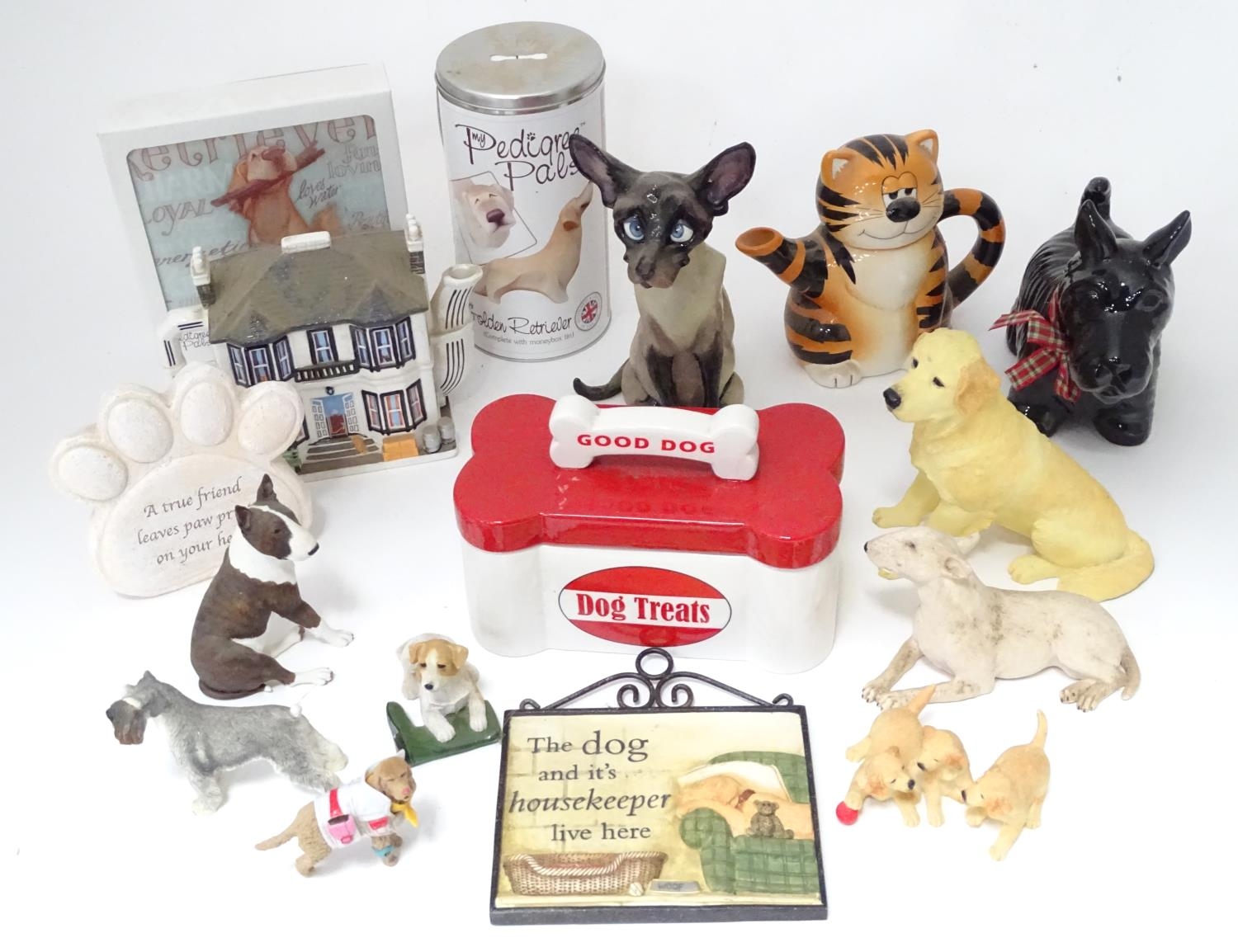 A quantity of ceramic animals etc. Please Note - we do not make reference to the condition of lots