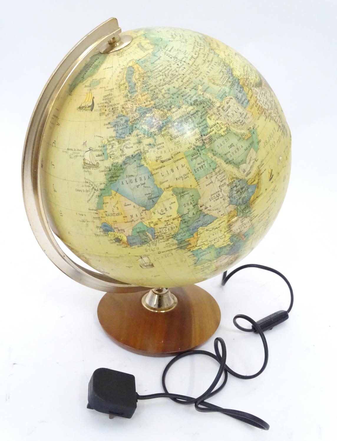 A late 20thC globe by Tecnodidattica Please Note - we do not make reference to the condition of lots - Image 4 of 6