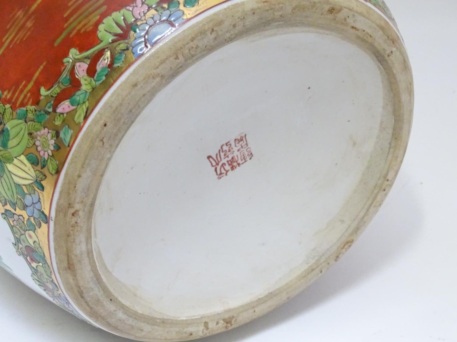 A large Oriental pot and cover Please Note - we do not make reference to the condition of lots - Image 7 of 7