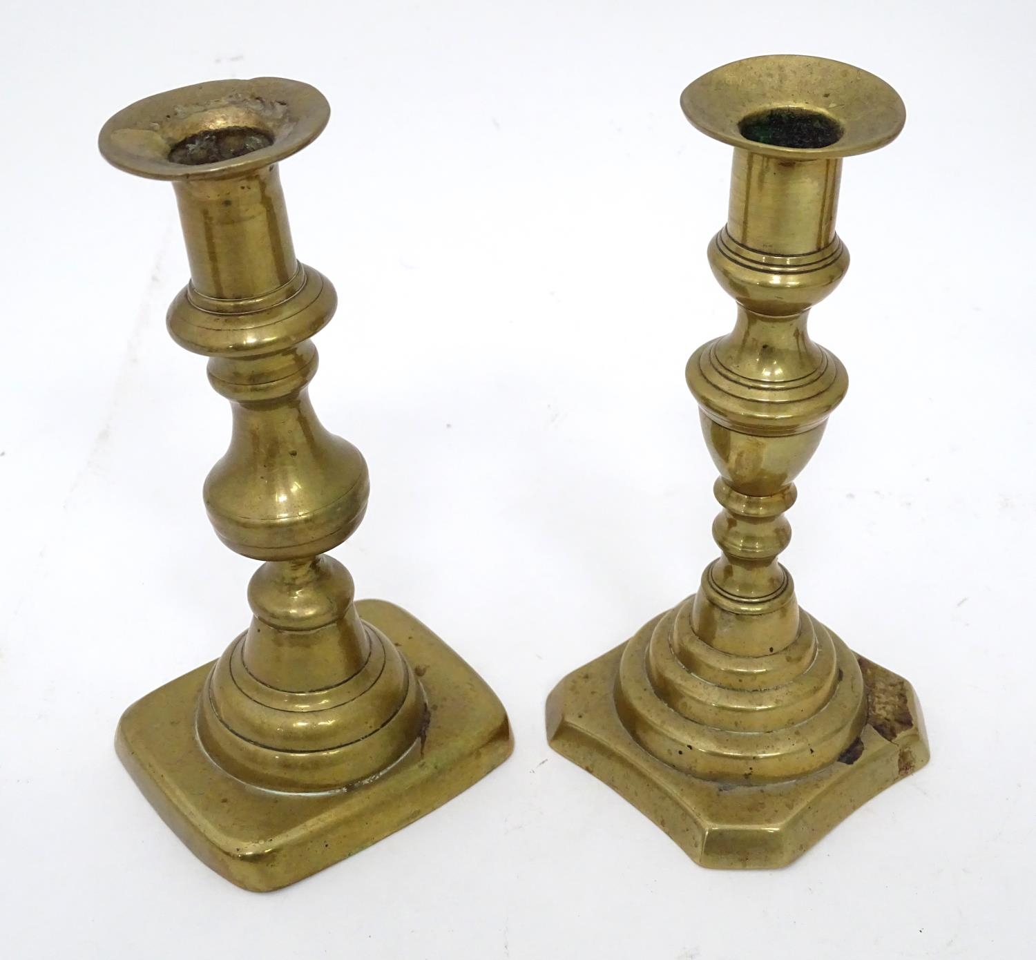 Four matching brass candlesticks, together with a pair of brass candlesticks (4+2) Please Note - - Image 5 of 5