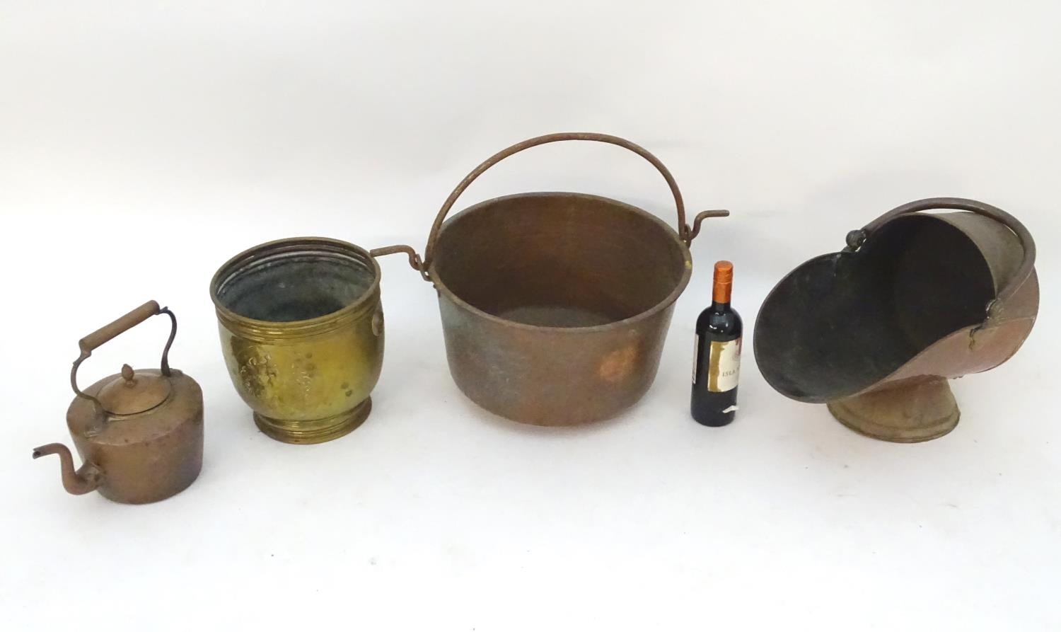 An assortment of brass and copper items, comprising a large stove pan, a helmet coal scuttle, a - Image 4 of 10