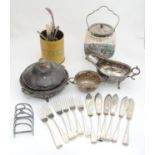 A quantity of silver plated items to include a biscuit barrel, toast rack, sauce boat, tongs, etc.