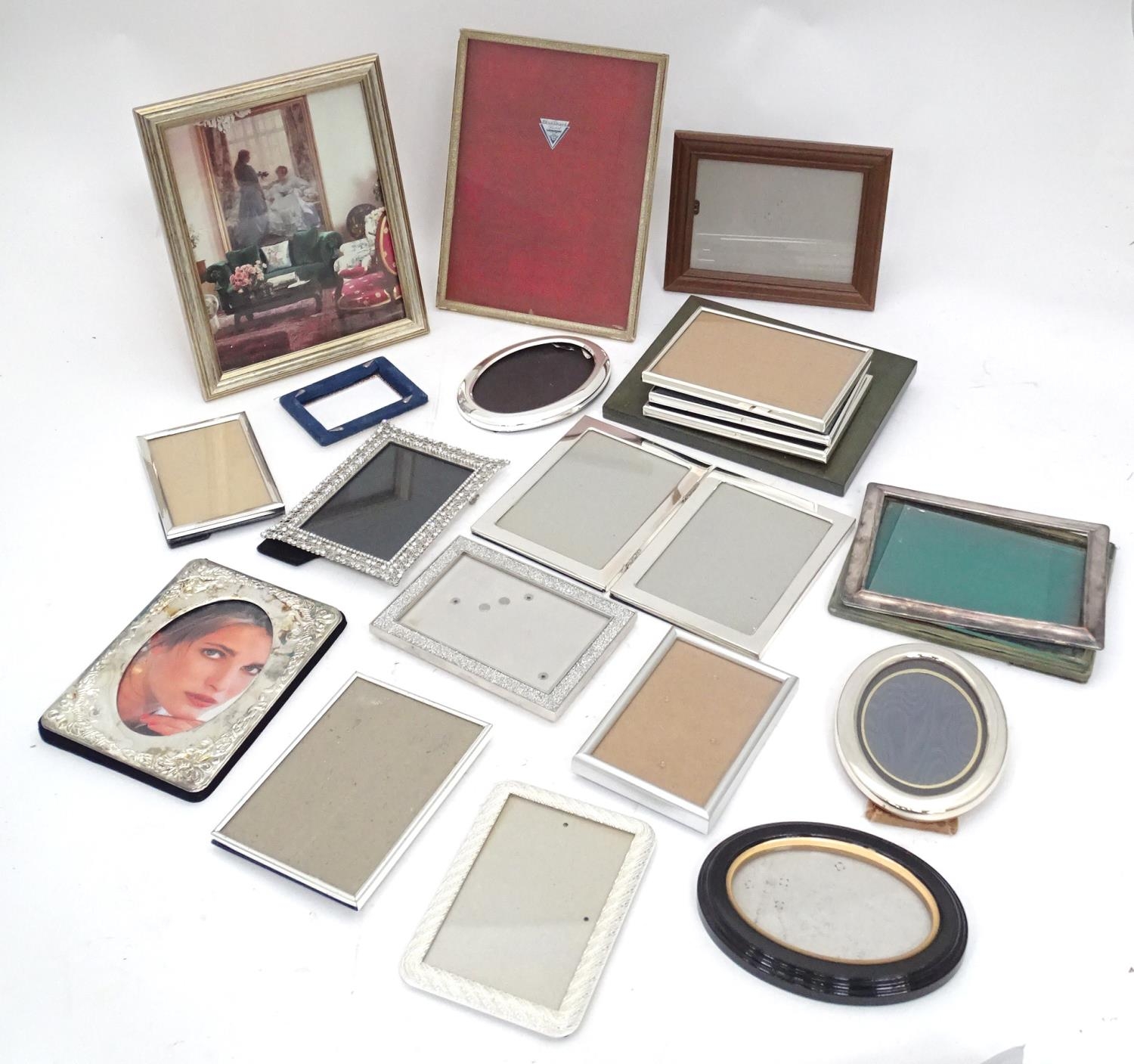 A quantity of picture frames, some silver plated. Please Note - we do not make reference to the - Image 3 of 7