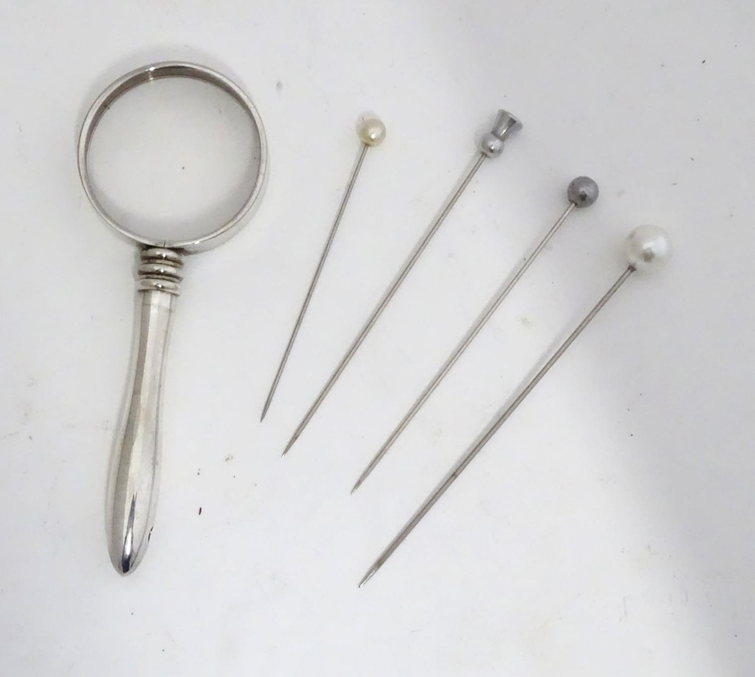 A magnifying glass with silver plate handle, together with 4 assorted hat pins. Magnifying glass - Image 2 of 8