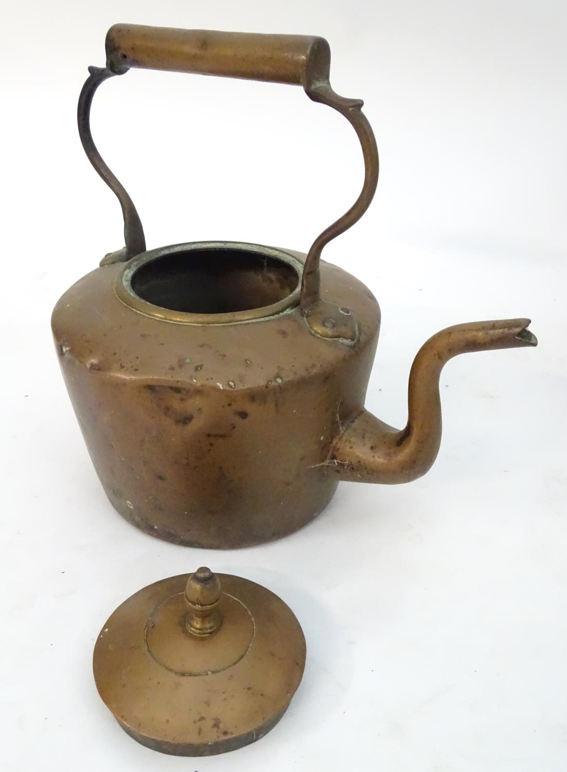 An assortment of brass and copper items, comprising a large stove pan, a helmet coal scuttle, a - Image 6 of 10