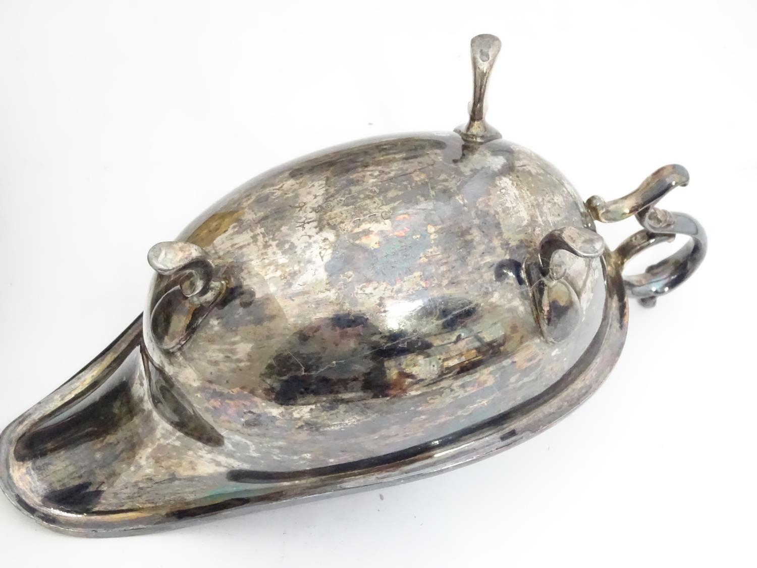 A quantity of silver plated items to include a biscuit barrel, toast rack, sauce boat, tongs, etc. - Image 13 of 30