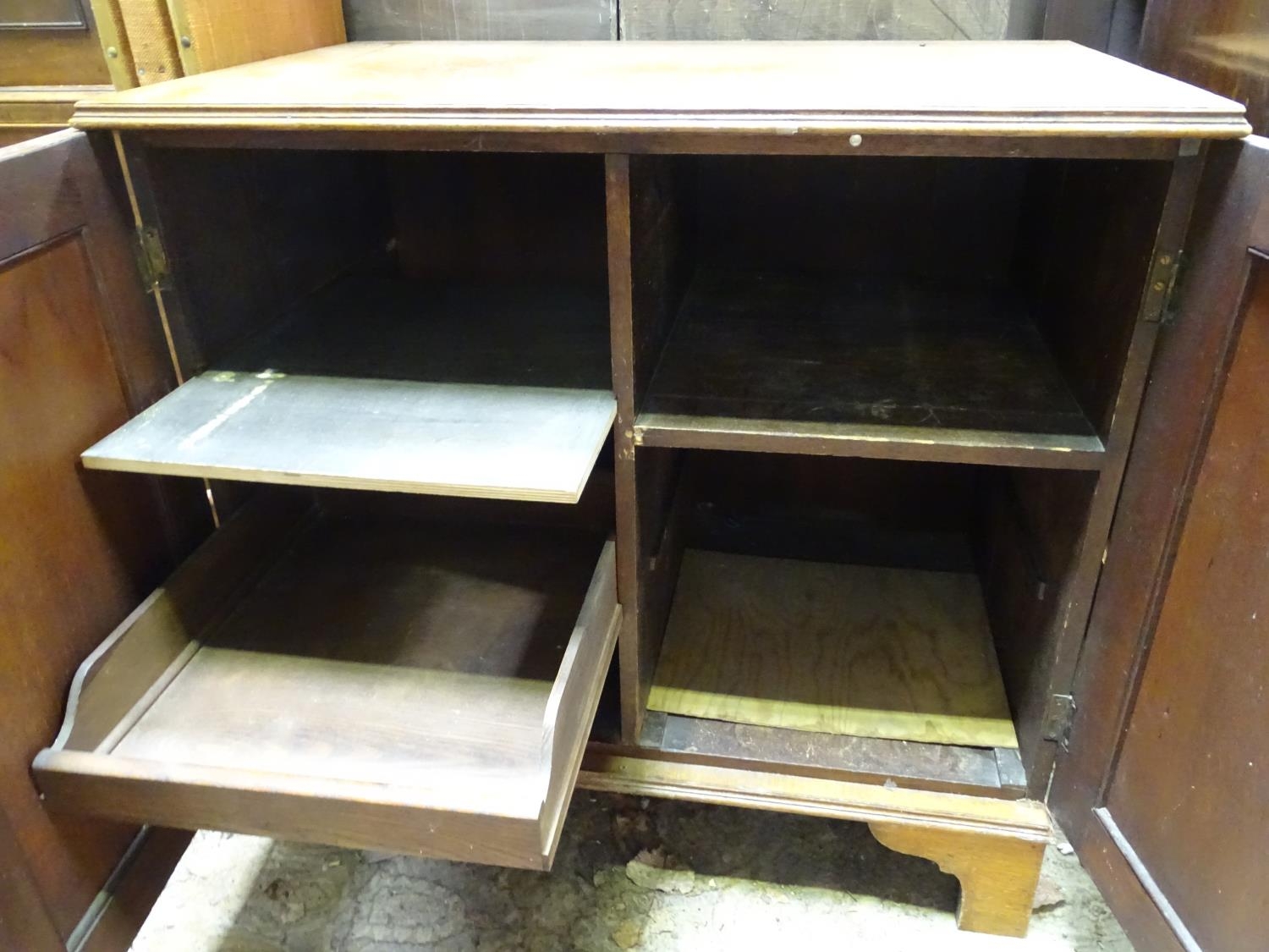 An early - mid 20th oak cupboard Please Note - we do not make reference to the condition of lots - Image 4 of 4