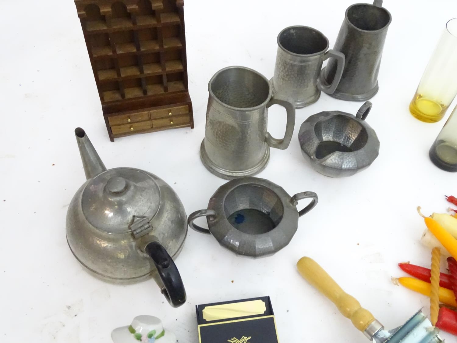 A quantity of miscellaneous to include pewter, glass, ceramic etc. Please Note - we do not make - Image 5 of 16