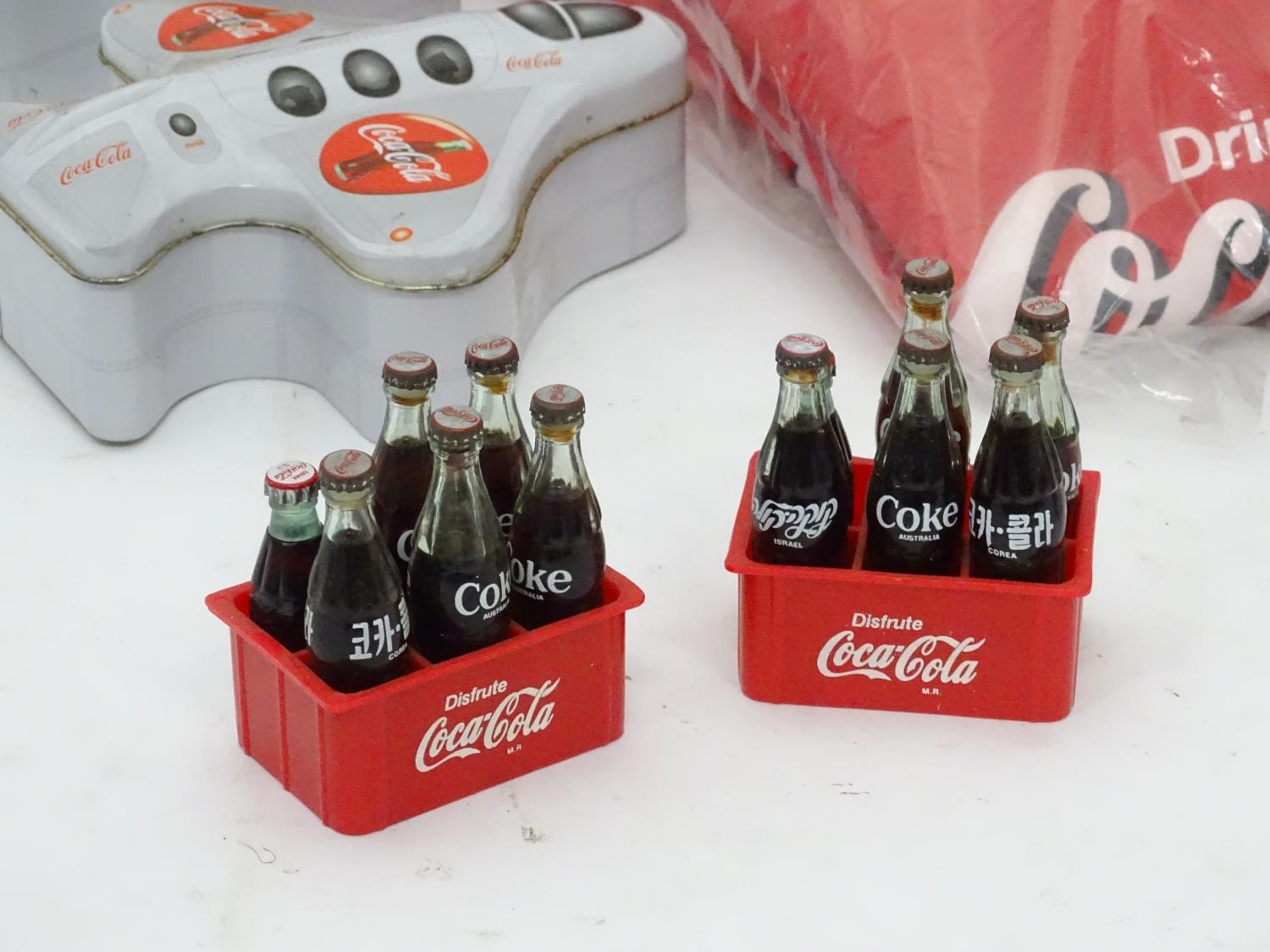 A large quantity of Coca Cola / Coke memorabilia and novelty items / advertising wares, to include - Image 8 of 8