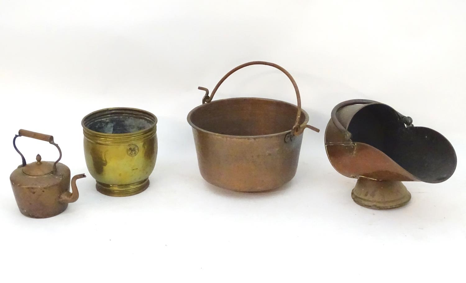 An assortment of brass and copper items, comprising a large stove pan, a helmet coal scuttle, a - Image 5 of 10