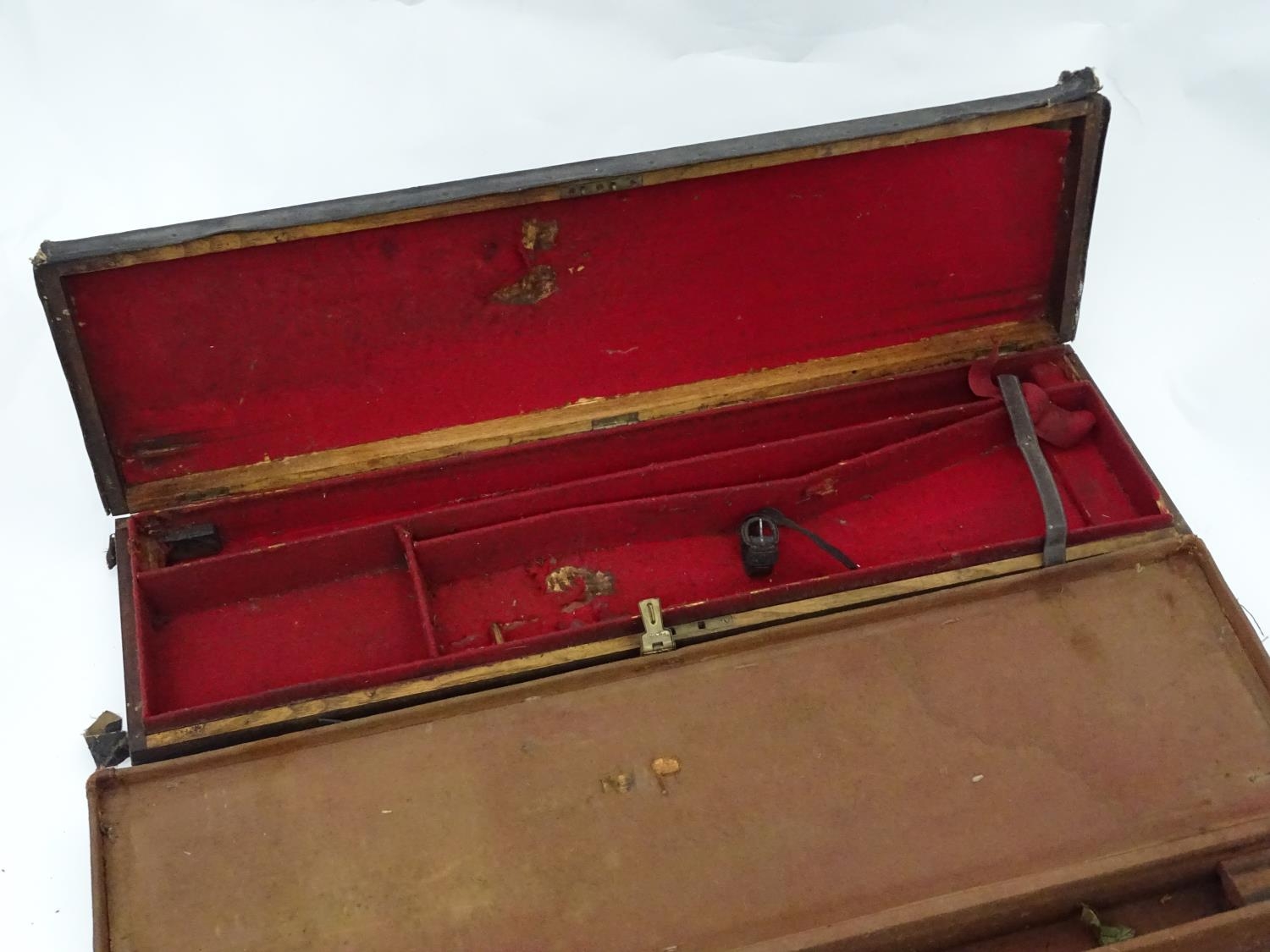 A Victorian shotgun motor case for 31" barrels, the exterior with black leather finish, the interior - Image 5 of 6