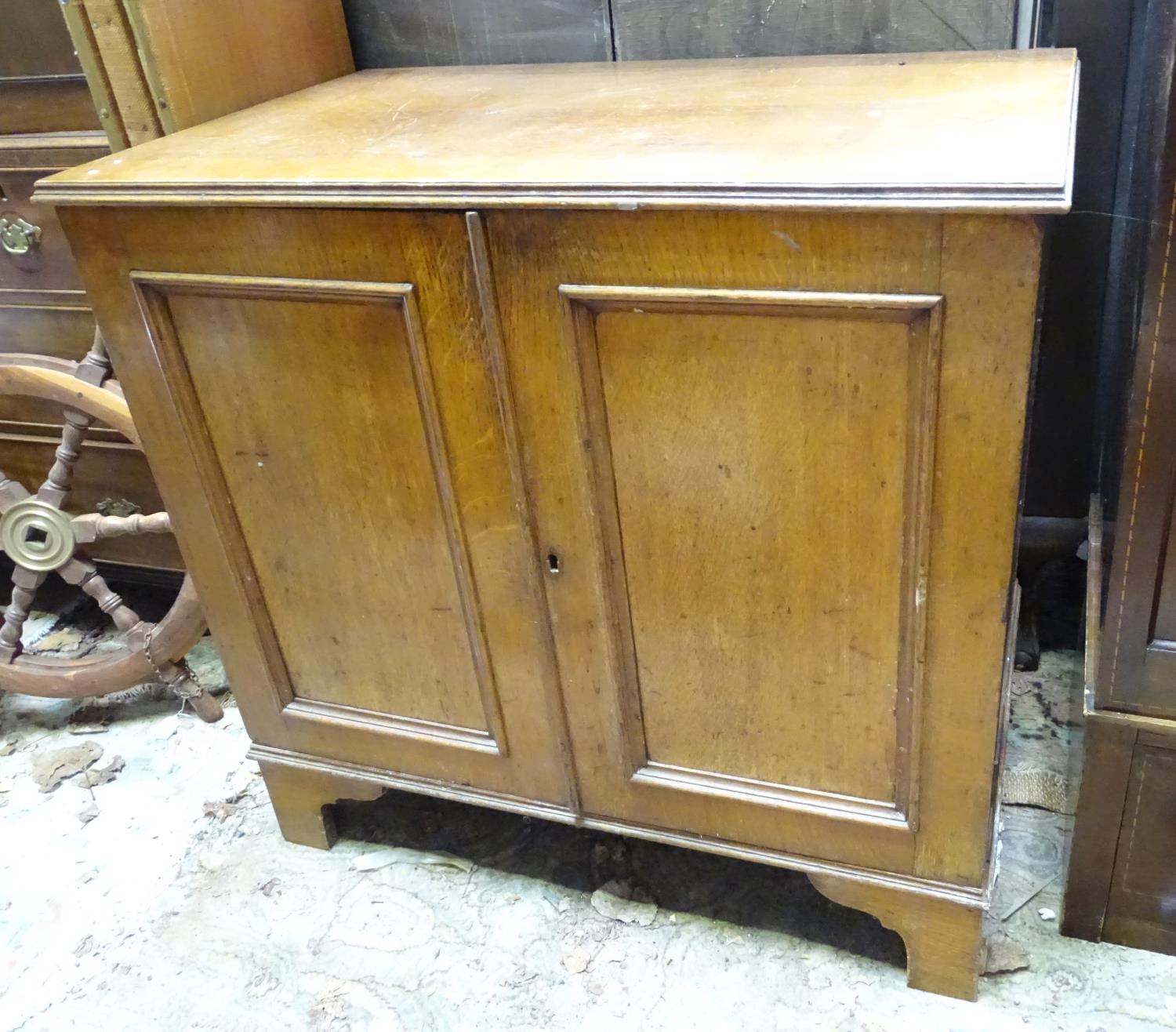 An early - mid 20th oak cupboard Please Note - we do not make reference to the condition of lots