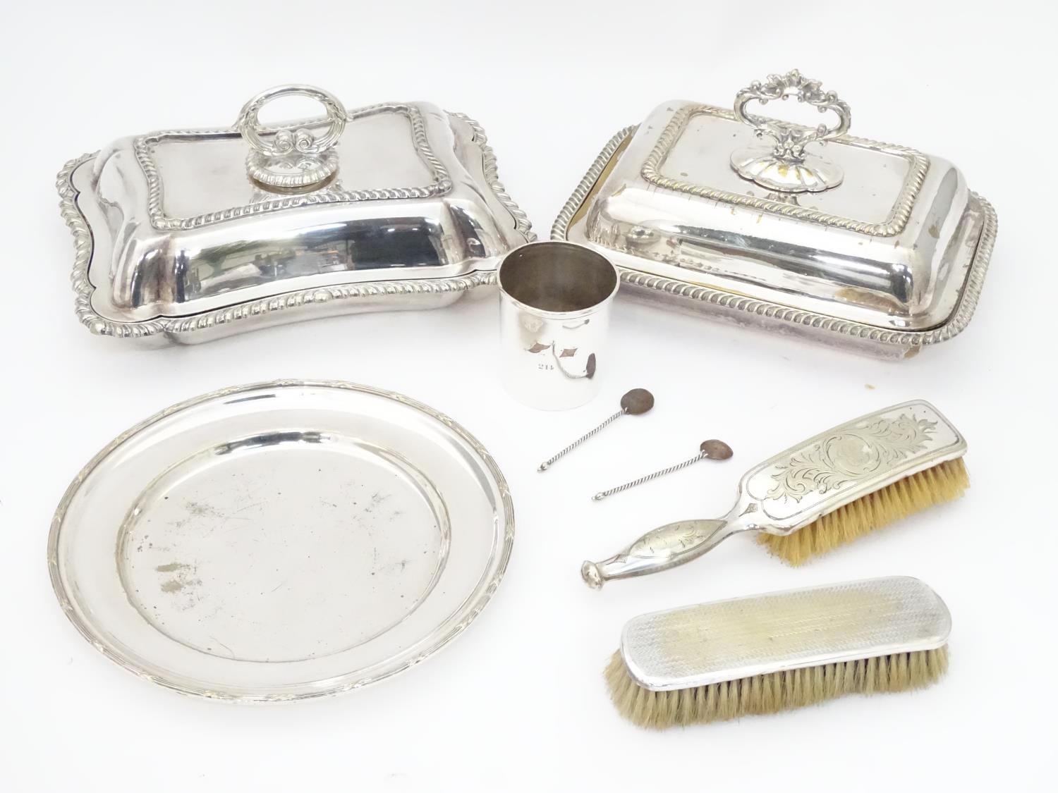 A quantity of silver plated wares to include entre dishes, hair brush, beaker etc. Please Note - - Image 2 of 17