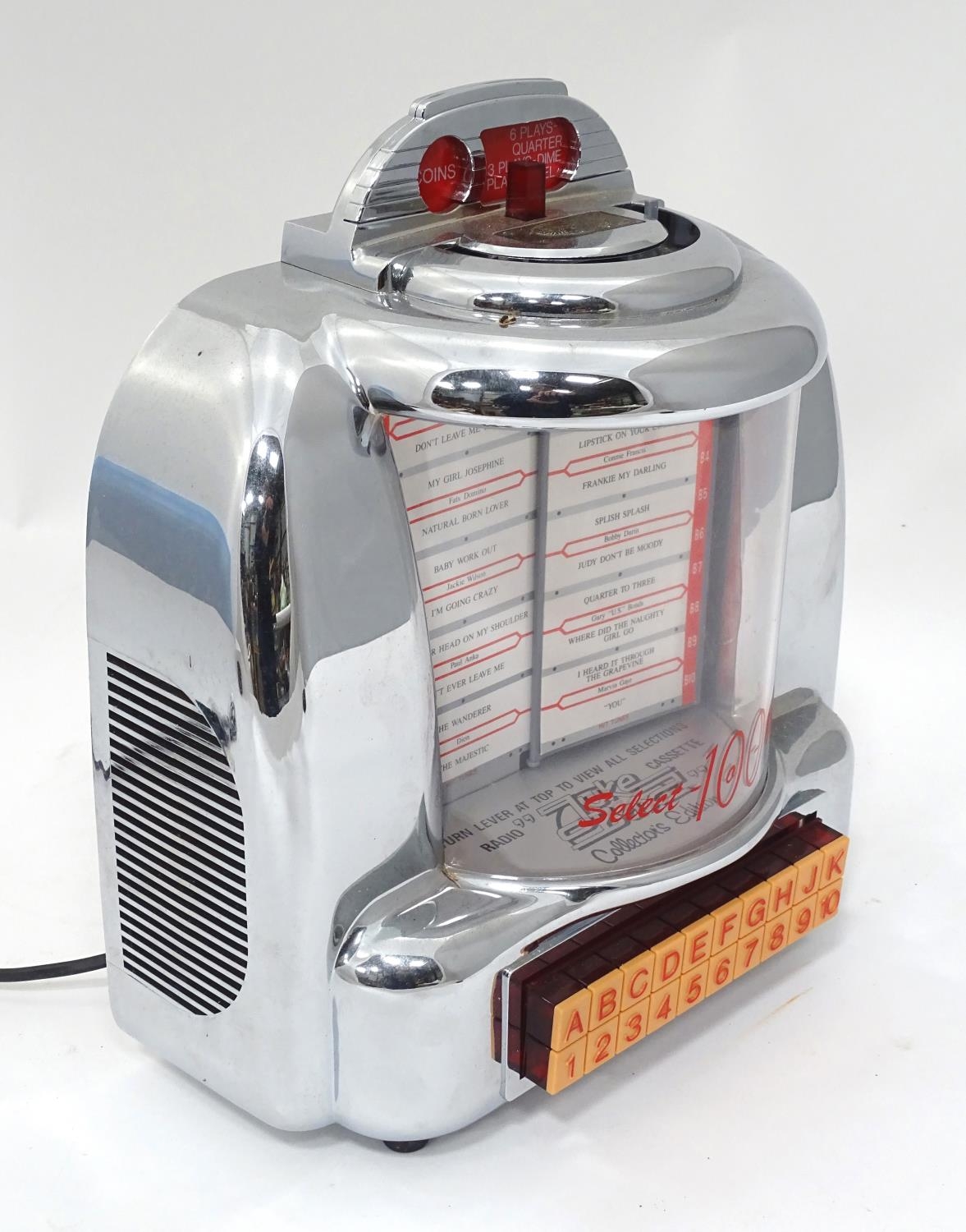 A table top novelty juke box Please Note - we do not make reference to the condition of lots