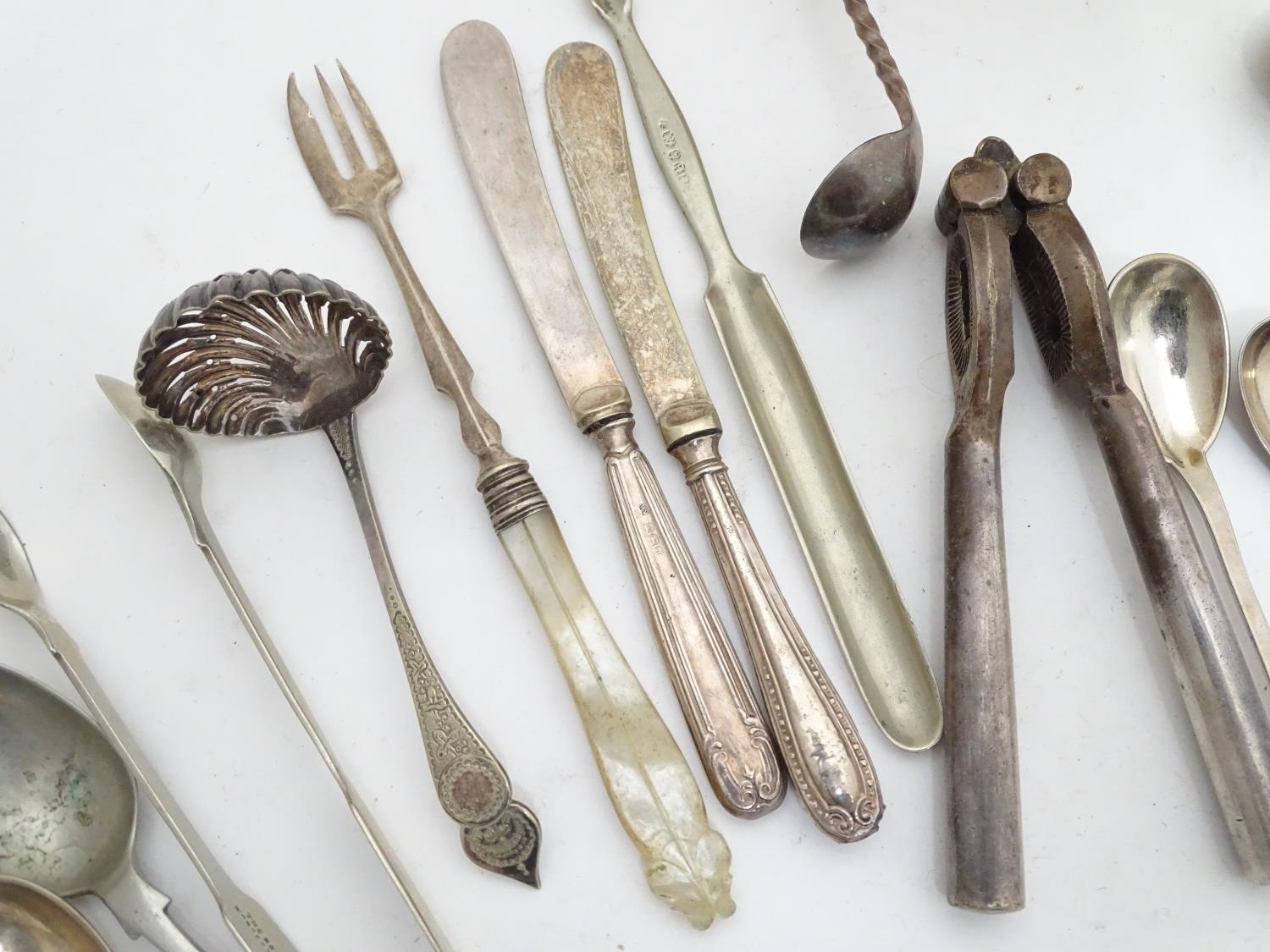 A quantity of silver plated items to include a biscuit barrel, toast rack, sauce boat, tongs, etc. - Image 26 of 30