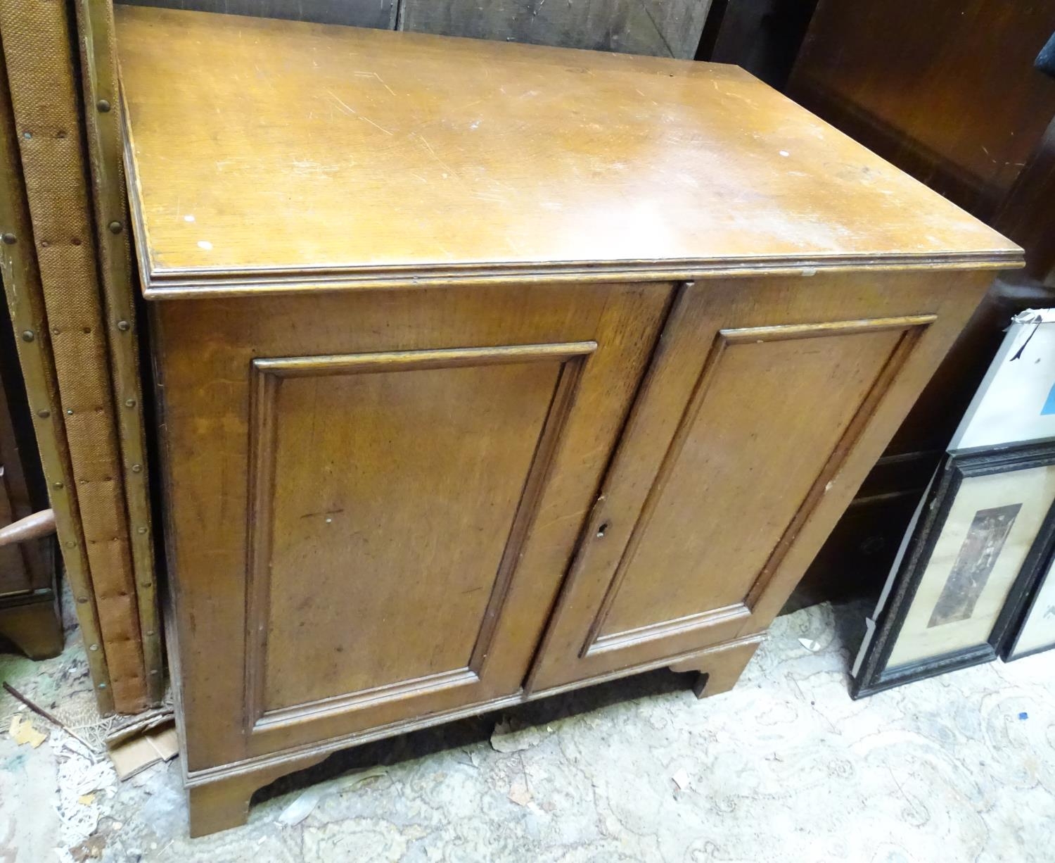 An early - mid 20th oak cupboard Please Note - we do not make reference to the condition of lots - Image 2 of 4