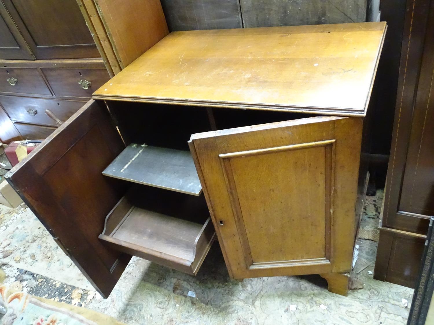 An early - mid 20th oak cupboard Please Note - we do not make reference to the condition of lots - Image 3 of 4