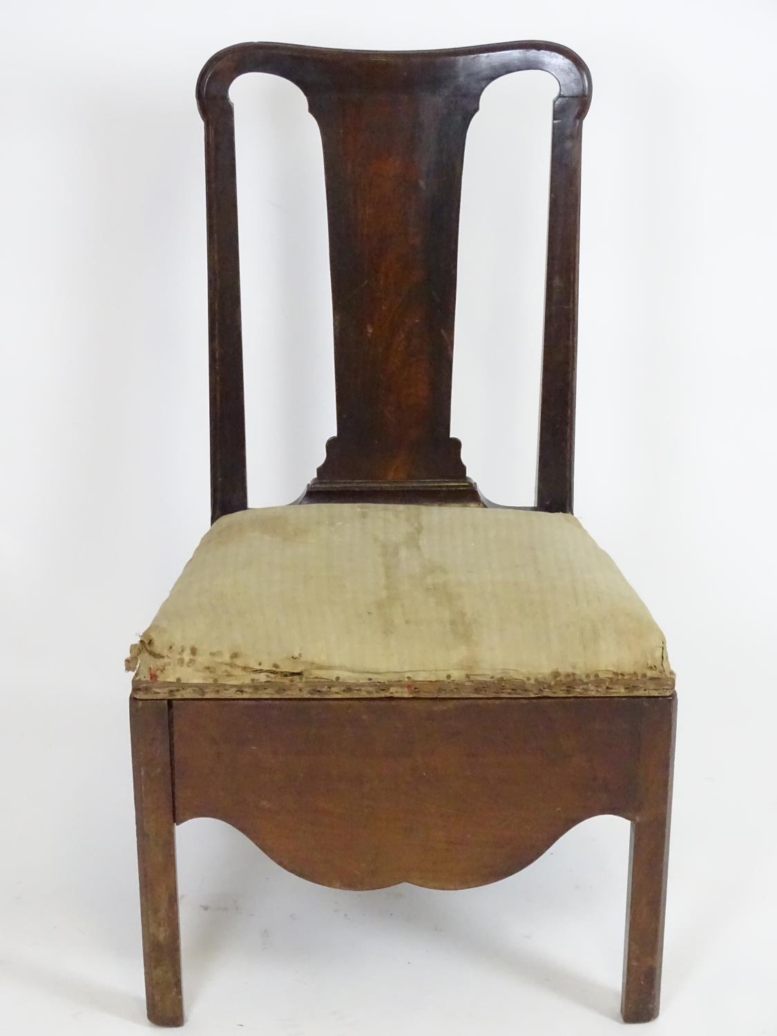 An 18thC mahogany side chair with a shaped top rail, vase shaped back splat and being raised on four - Image 3 of 5