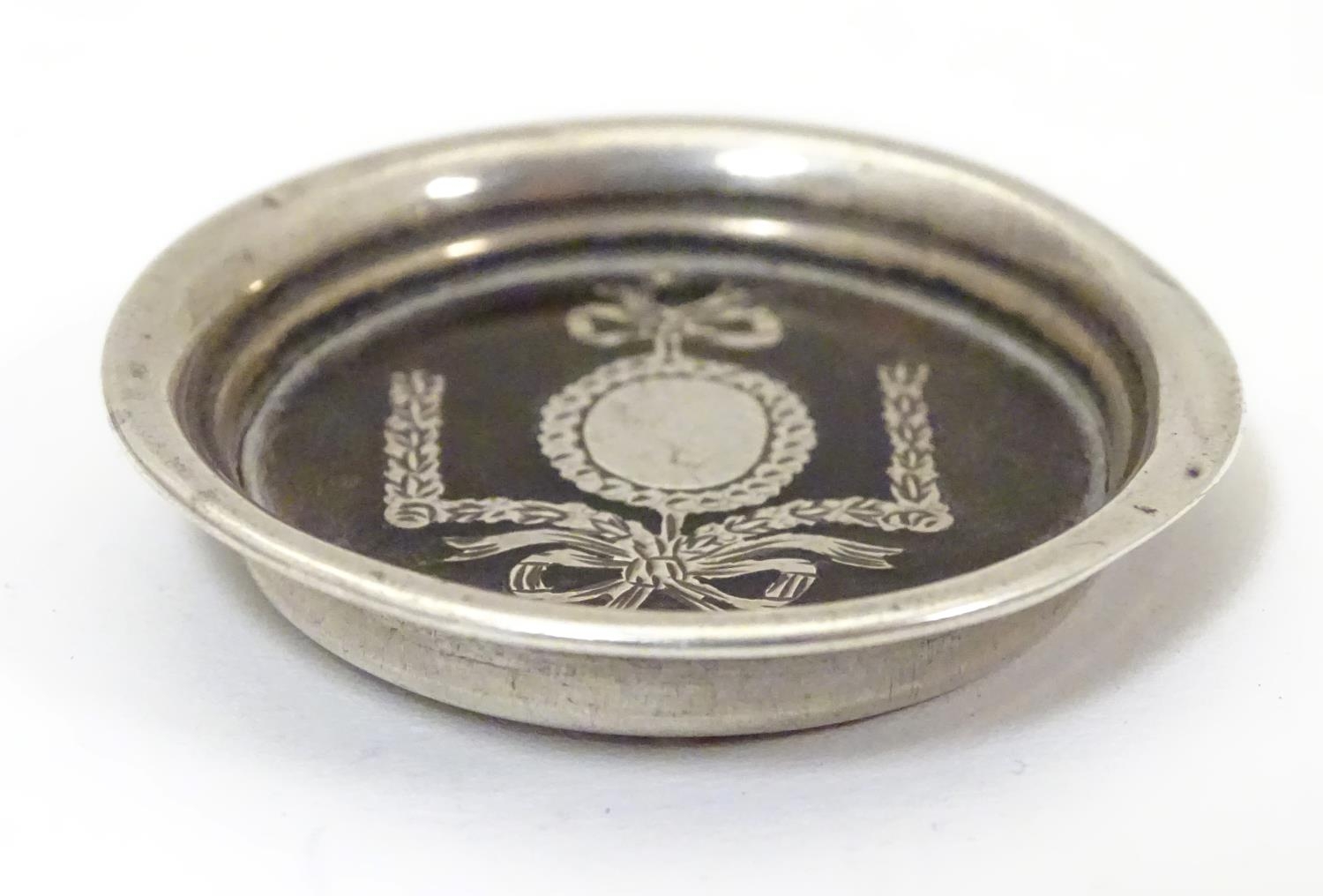 A white metal and tortoiseshell miniature dish with piquet style decoration. Approx. 1 1/2" diameter - Image 4 of 6