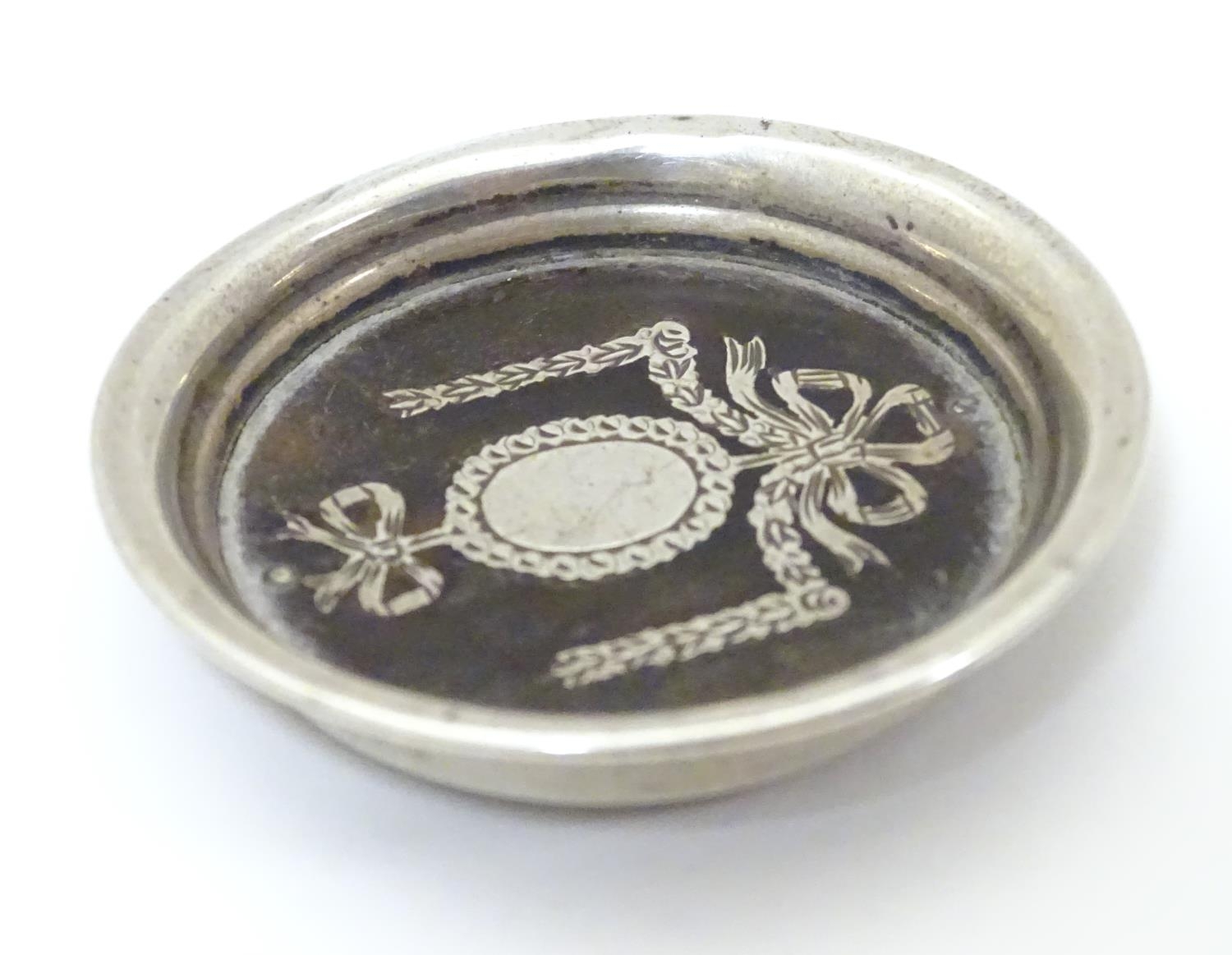 A white metal and tortoiseshell miniature dish with piquet style decoration. Approx. 1 1/2" diameter - Image 5 of 6