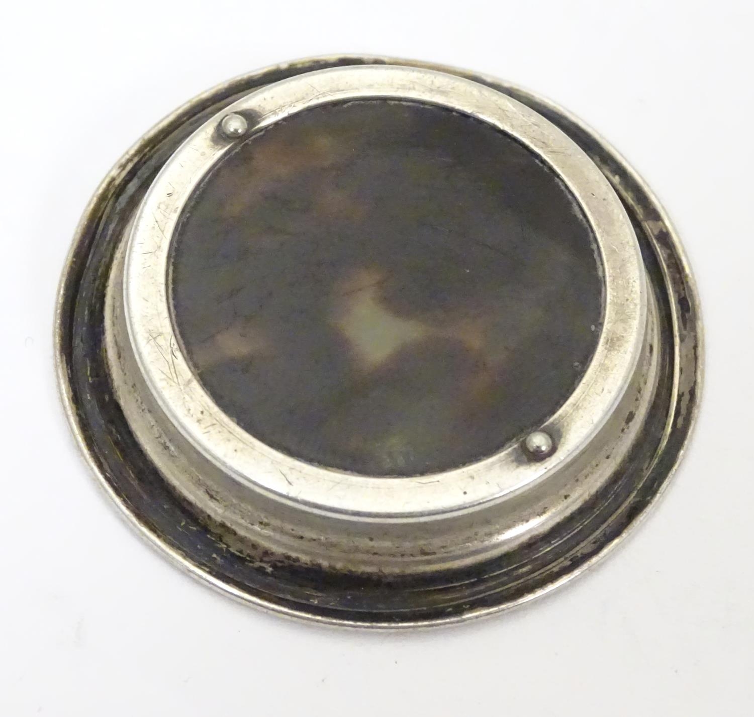 A white metal and tortoiseshell miniature dish with piquet style decoration. Approx. 1 1/2" diameter - Image 6 of 6