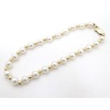 A pearl bracelet with 9ct gold clasp. Approx. 7 1/2" long Please Note - we do not make reference