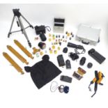 A quantity of 20thC cameras and photographic equipment, comprising: Voigtlander Bessa, Voigtlander