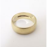 A 9ct gold ring. Ring size approx. O 1/2. (approx 4.5g) Please Note - we do not make reference to